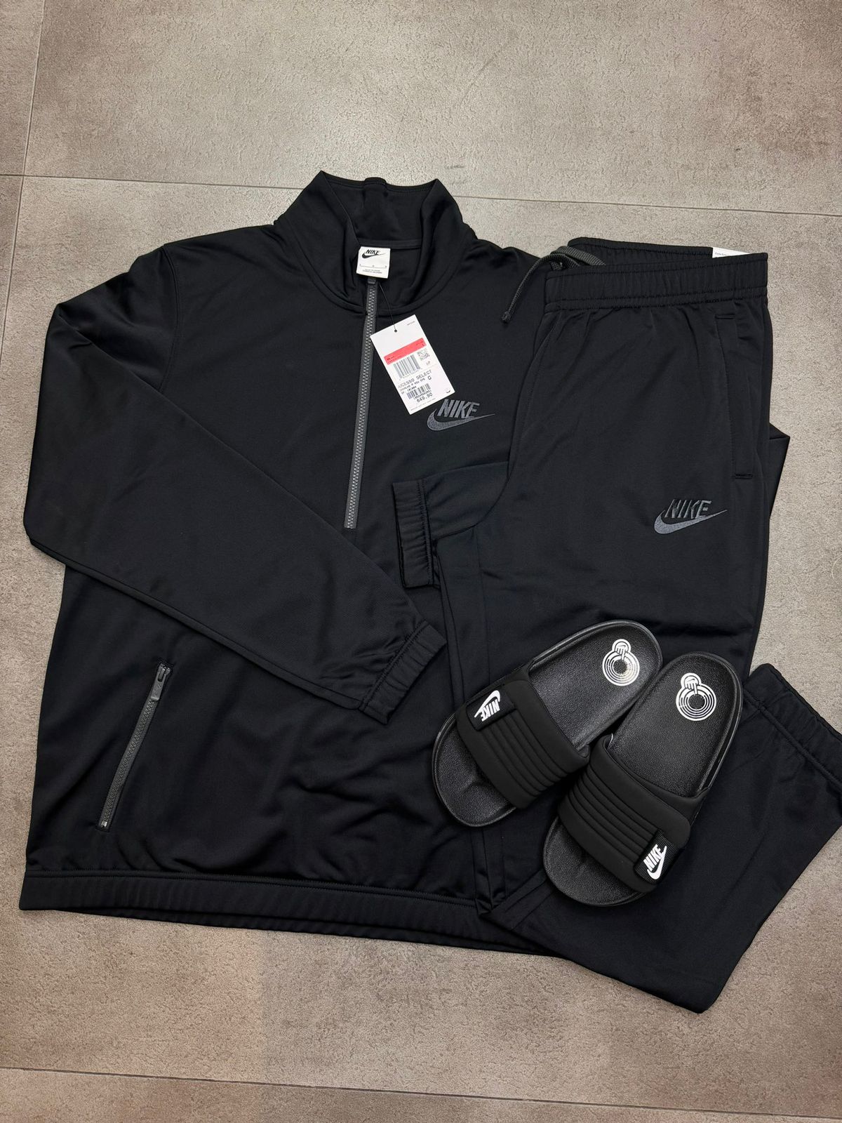 Kit NK Tracksuit com Chinelo Offcourt Adjust