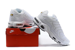 TÊNIS NIKE AIR MAX PLUS TN TRIPLE WHITE (SOLA CINZA)